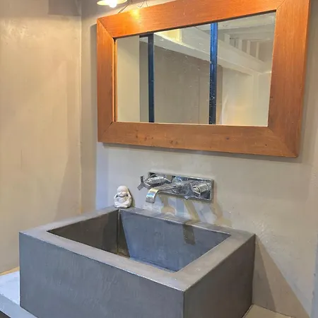 Charlot L Apartment